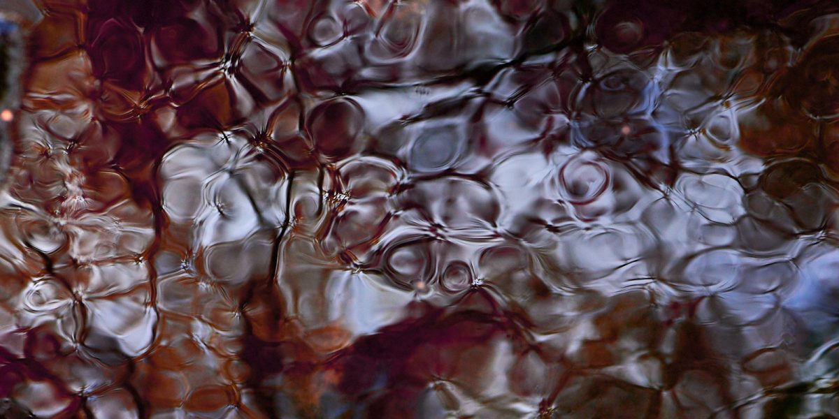 photo-de-nature-creative-avec-eau-couleur-rouge-vin-bruno-larue