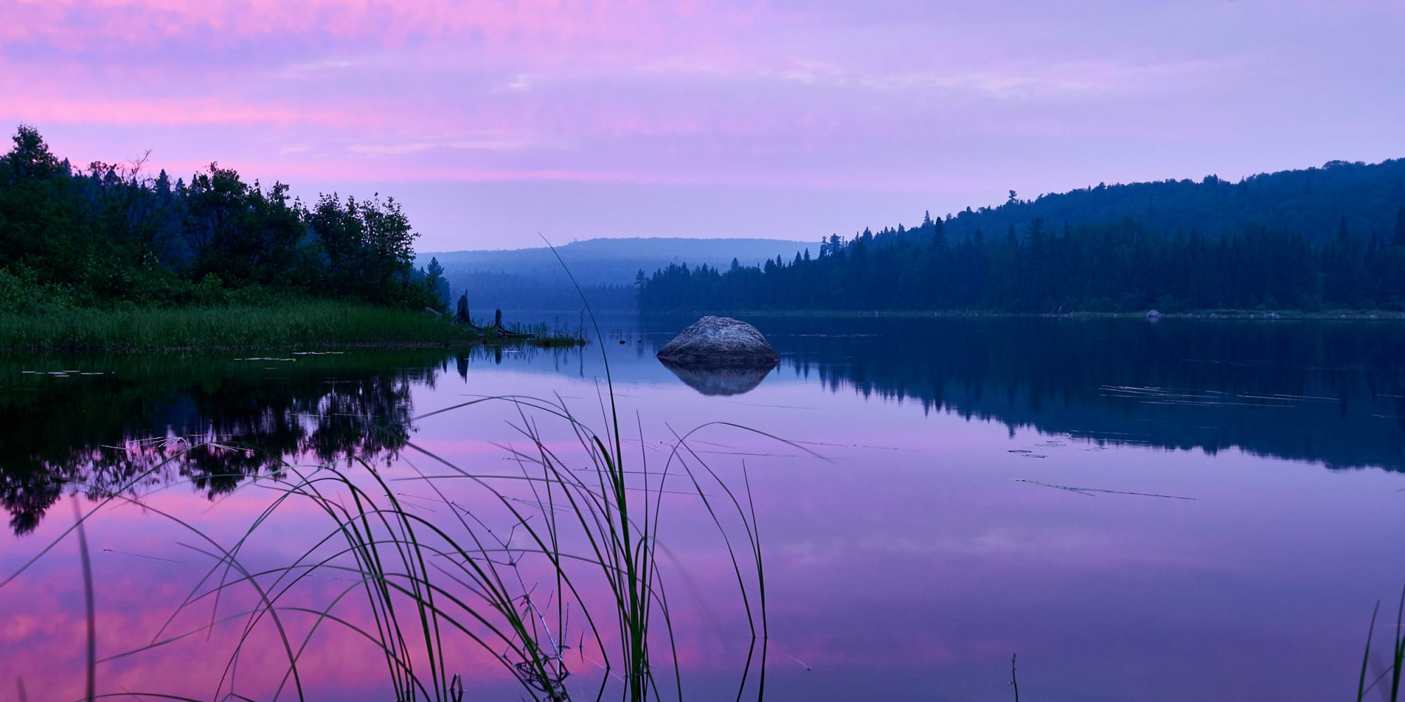 Photo-art-coucher-de-soleil-rose-sur-un-lac-ete laurentides-bruno-larue-photographe